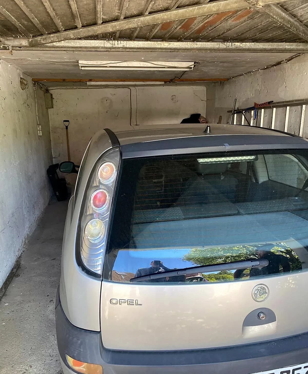 Innenansicht der Pkw-Garage mit Betonwänden, Deckenbeleuchtung und ausreichendem Platz zum geschützten Unterstellen eines Fahrzeugs.