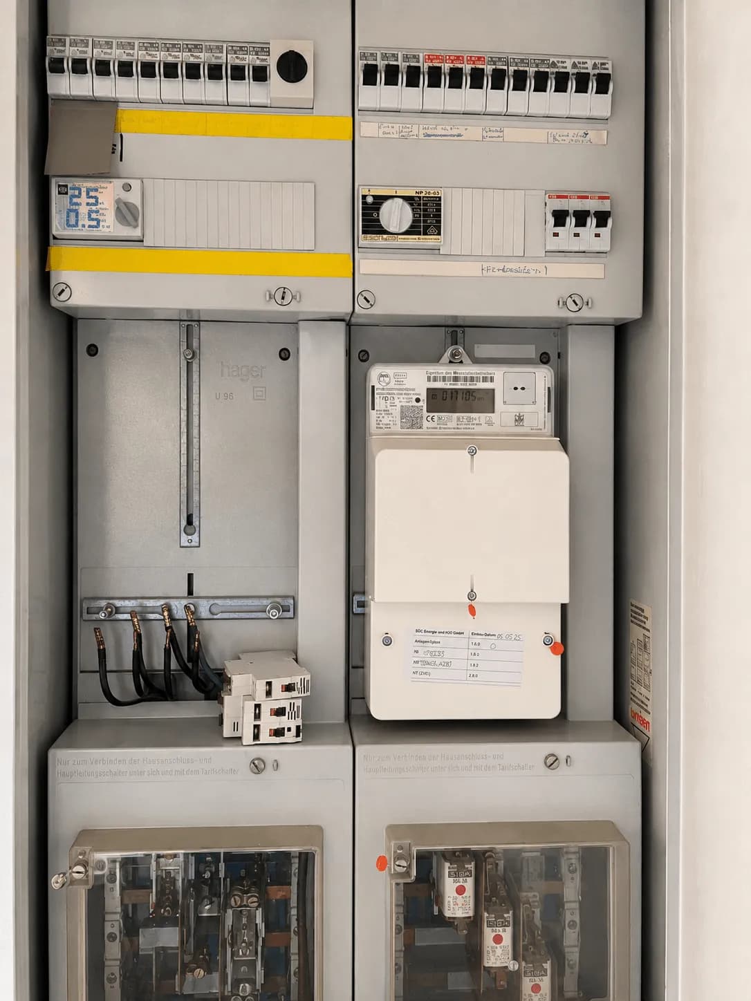 Professionelle Hager-Elektroverteilung mit Sicherungsautomaten, modernem digitalem Zweirichtungszähler und NH-Sicherungsunterteil.