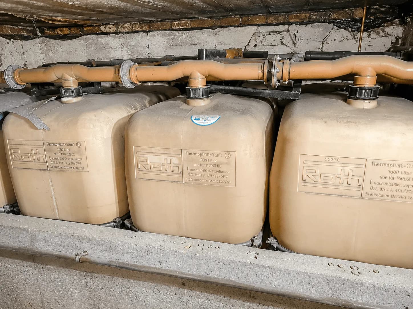 Technikraum im Untergeschoss mit Roth-Batterietankanlage (Heizöltanks) für eine zuverlässige Wärmeversorgung.
