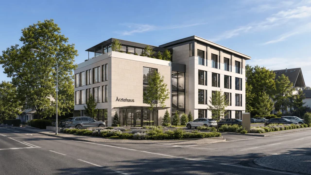 Architektonische 3D-Visualisierung des modernen viergeschossigen Ärztehauses mit heller Steinfassade, großzügigen Fensterfronten, begrünter Dachterrasse und angelegtem Parkplatzbereich.
