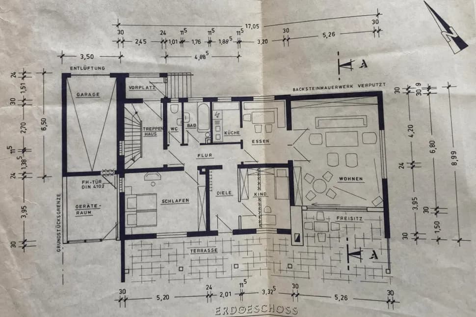 Grundriss des Erdgeschosses: durchdachte Raumaufteilung mit großzügigem Wohn- und Essbereich, Zugang zu Freisitz und Sonnenterrasse, Schlaf- und Kinderzimmer, Küche, Bad/WC sowie Garage mit Geräteraum in Burgkunstadt.