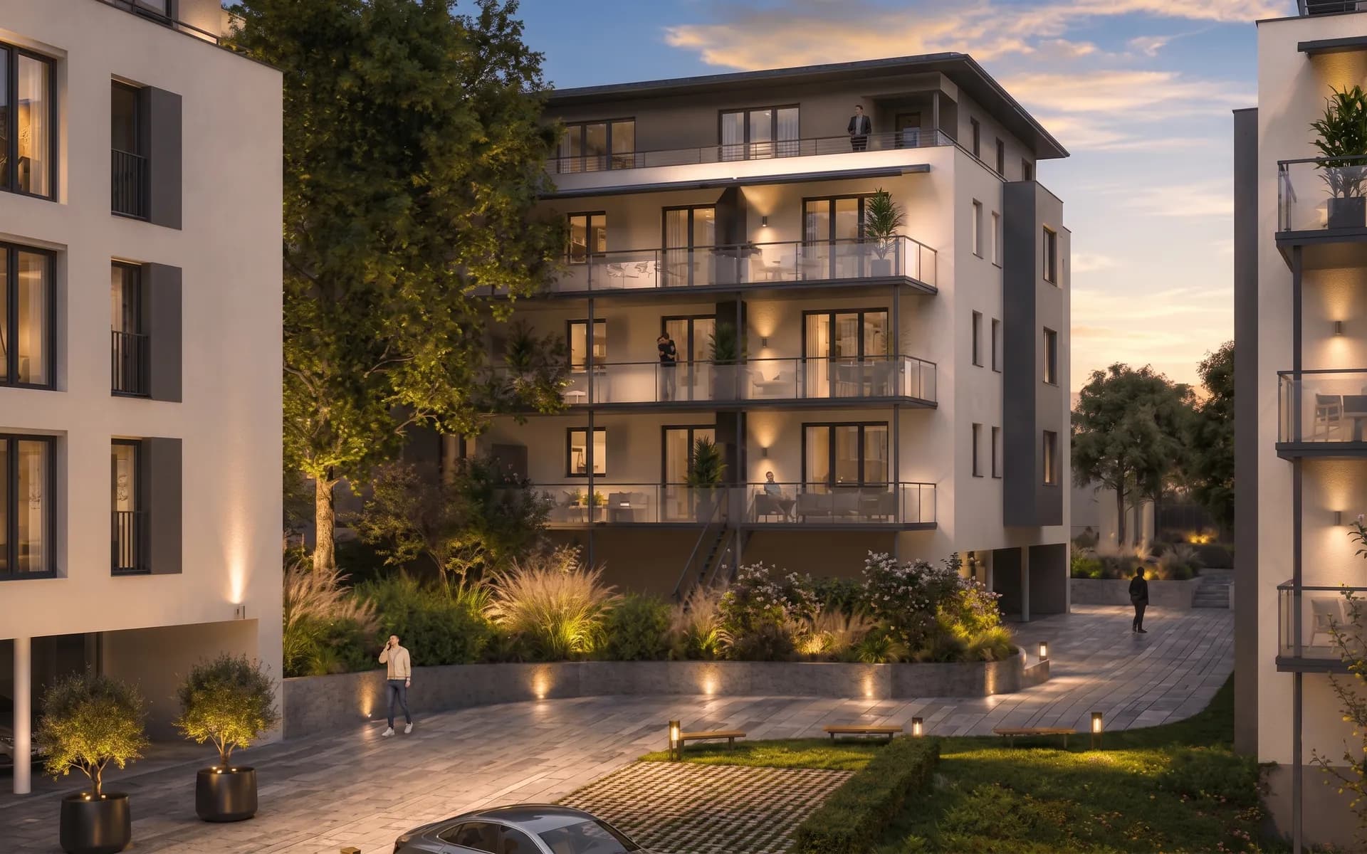 Visualisierung eines modernen Neubauquartiers in Hof am Abend. Helle Wohngebäude mit raumhohen Fenstern und Balkonen, gestalteter Außenbereich mit Landschaftsarchitektur, Beleuchtung und Gehwegen.