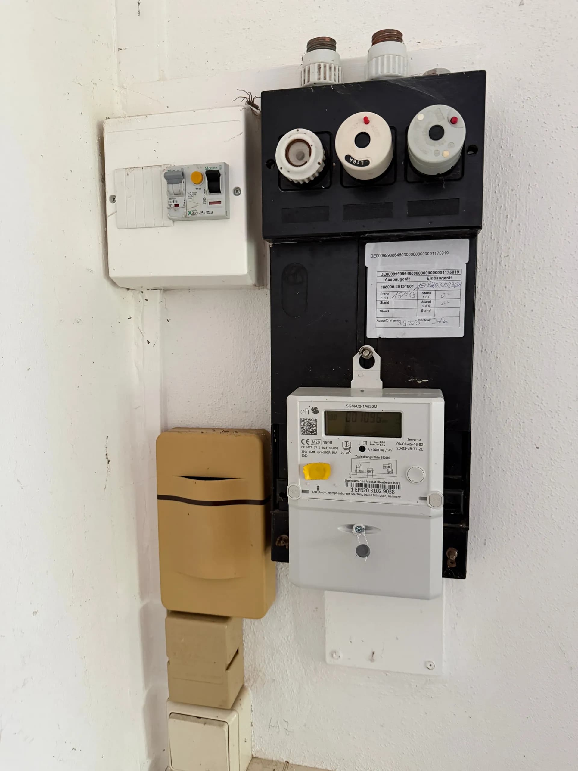 Zählerplatz und Elektroinstallation mit digitalem efr-Stromzähler, Schraubsicherungen und zugehöriger Unterverteilung.