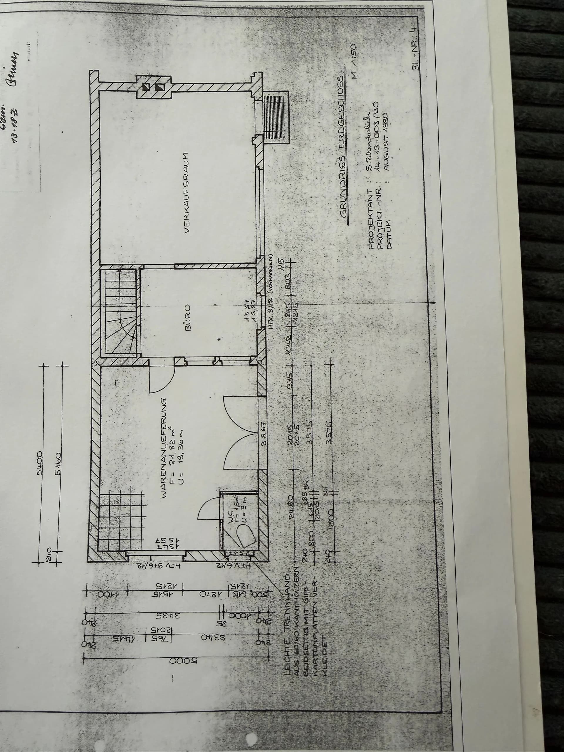 Detaillierter Grundriss des Erdgeschosses mit Aufteilung in Verkaufsraum, Büro, WC-Bereich und Warenanlieferung samt Maßangaben.