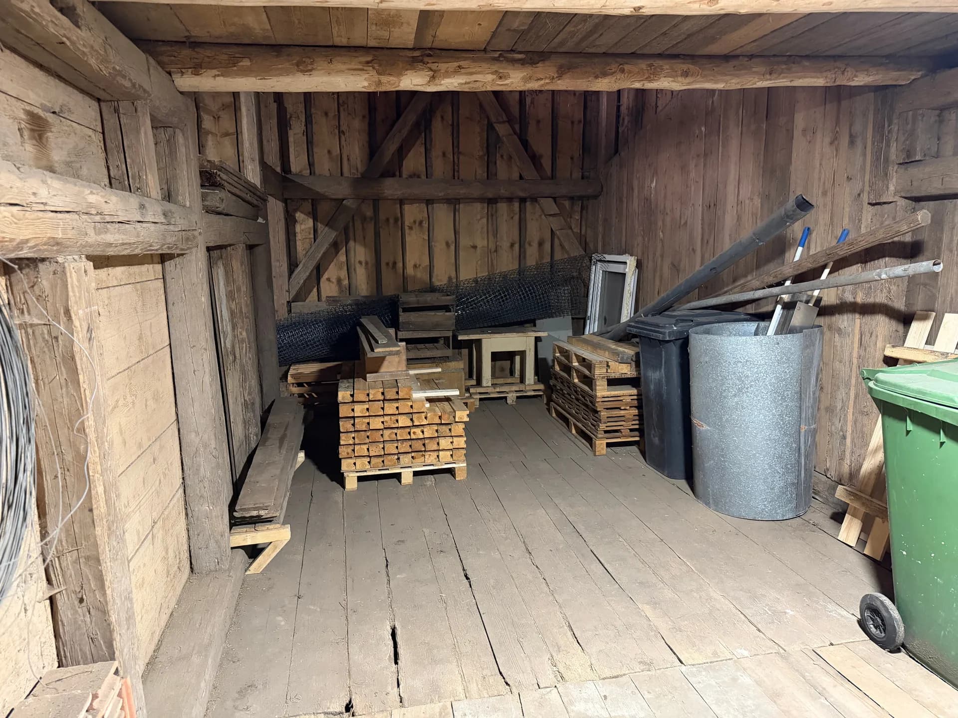 Geräumiger Holzschuppen bzw. Lagerraum mit Holzdielenboden und reichlich Nutzfläche für Gartengeräte, Werkstoffe und Lagerung.