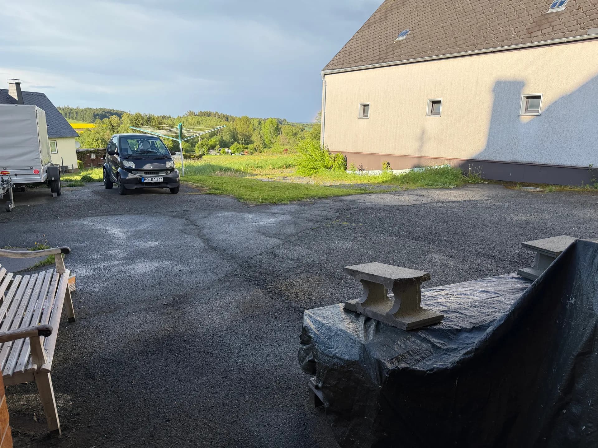 Weitläufiger befestigter Hofbereich mit reichlich Pkw-Stellplätzen, Freisitz und weitem Blick in die Natur.