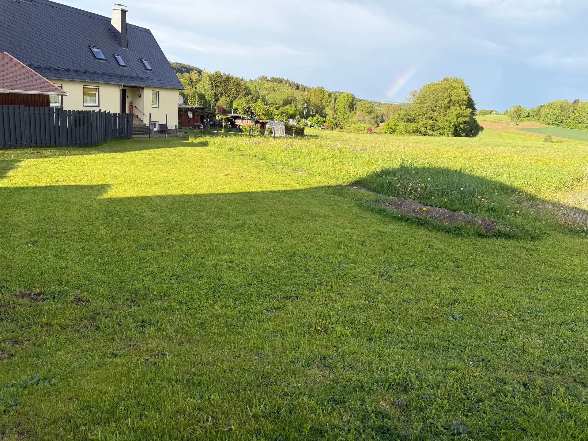 Großzügiges Gartengrundstück mit gepflegter Rasenfläche und unverbaubarem Panoramablick ins Grüne und die umliegende Natur.