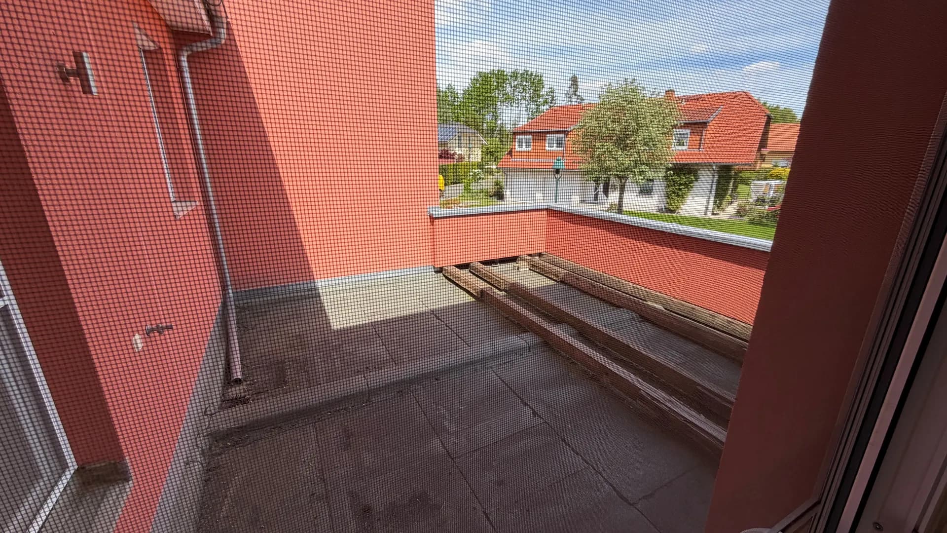 Balkon bzw. Loggia mit Fliegengitter, gemauerter Brüstung und vorbereiteter Unterkonstruktion für den Bodenbelag.