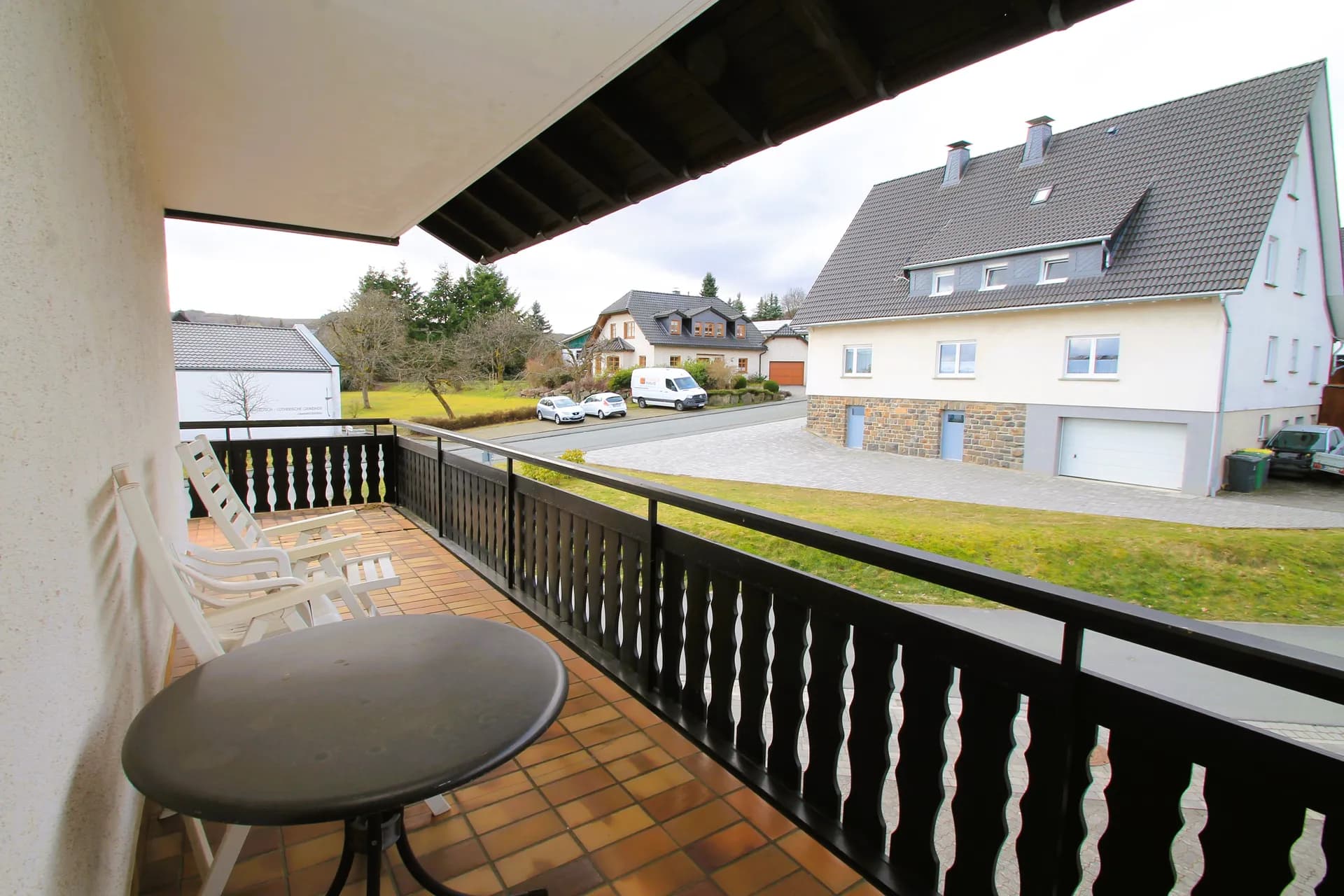 Hauseingangsbereich des Wohnhauses mit massiver Holz-Eingangstür samt Glaseinsätzen, seitlichen Lichtbändern, Messing-Trittschutz, Außenleuchten und großem Oberlicht.  SING0004.jpg