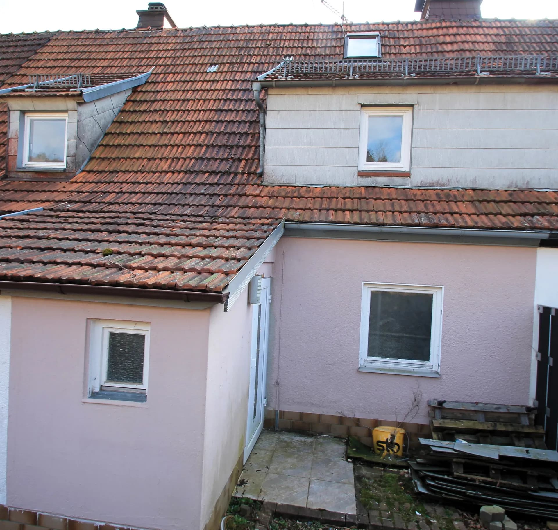 Rückwärtiger Hof- und Eingangsbereich mit separatem Zugang, Vorplatz und klassischem Ziegeleindeckungsdach samt Gaube und Dachfenstern.