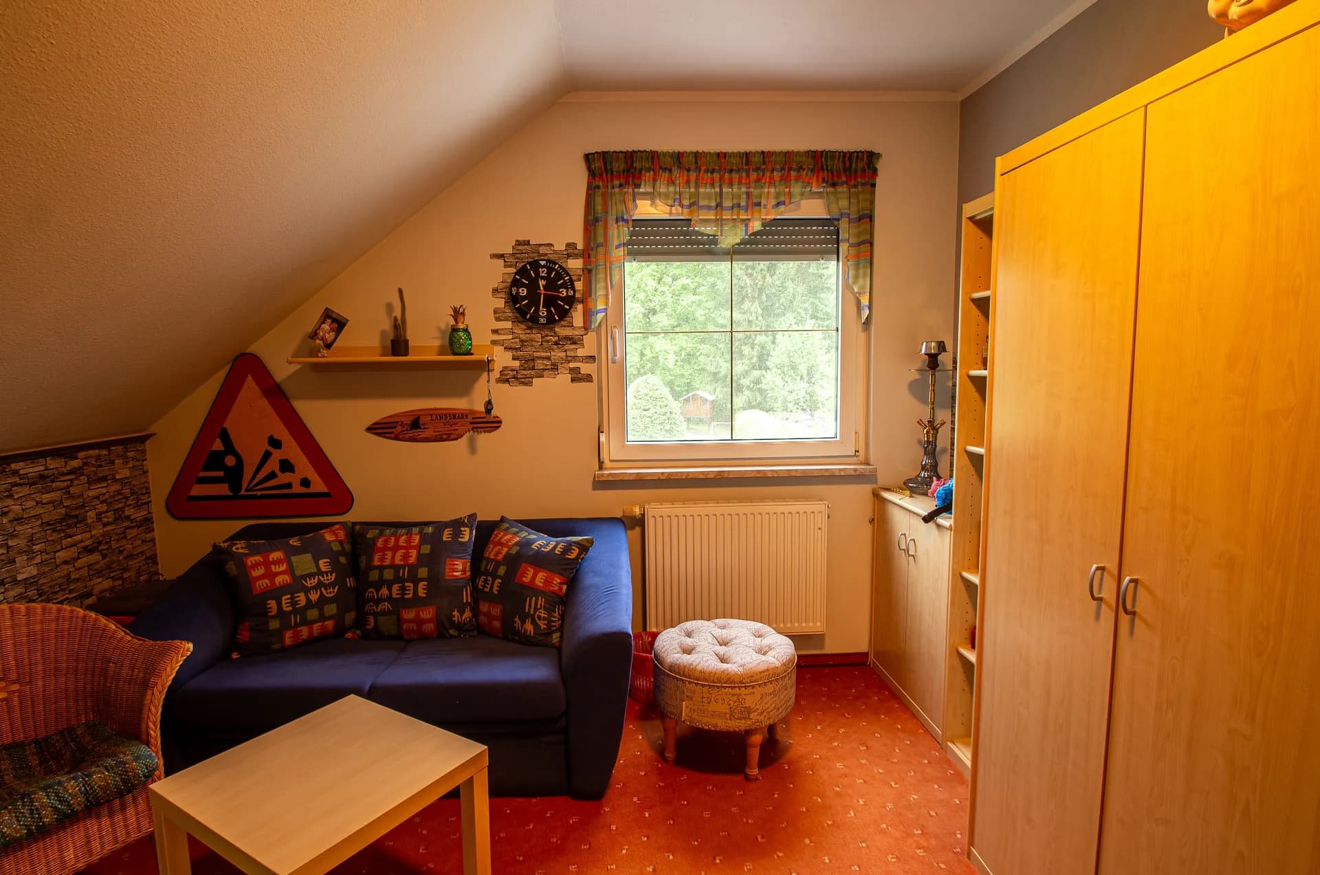 Schlafbereich im Dachgeschoss mit Doppelbett, Babybett und stimmungsvoller LED-Beleuchtung an der Dachschräge