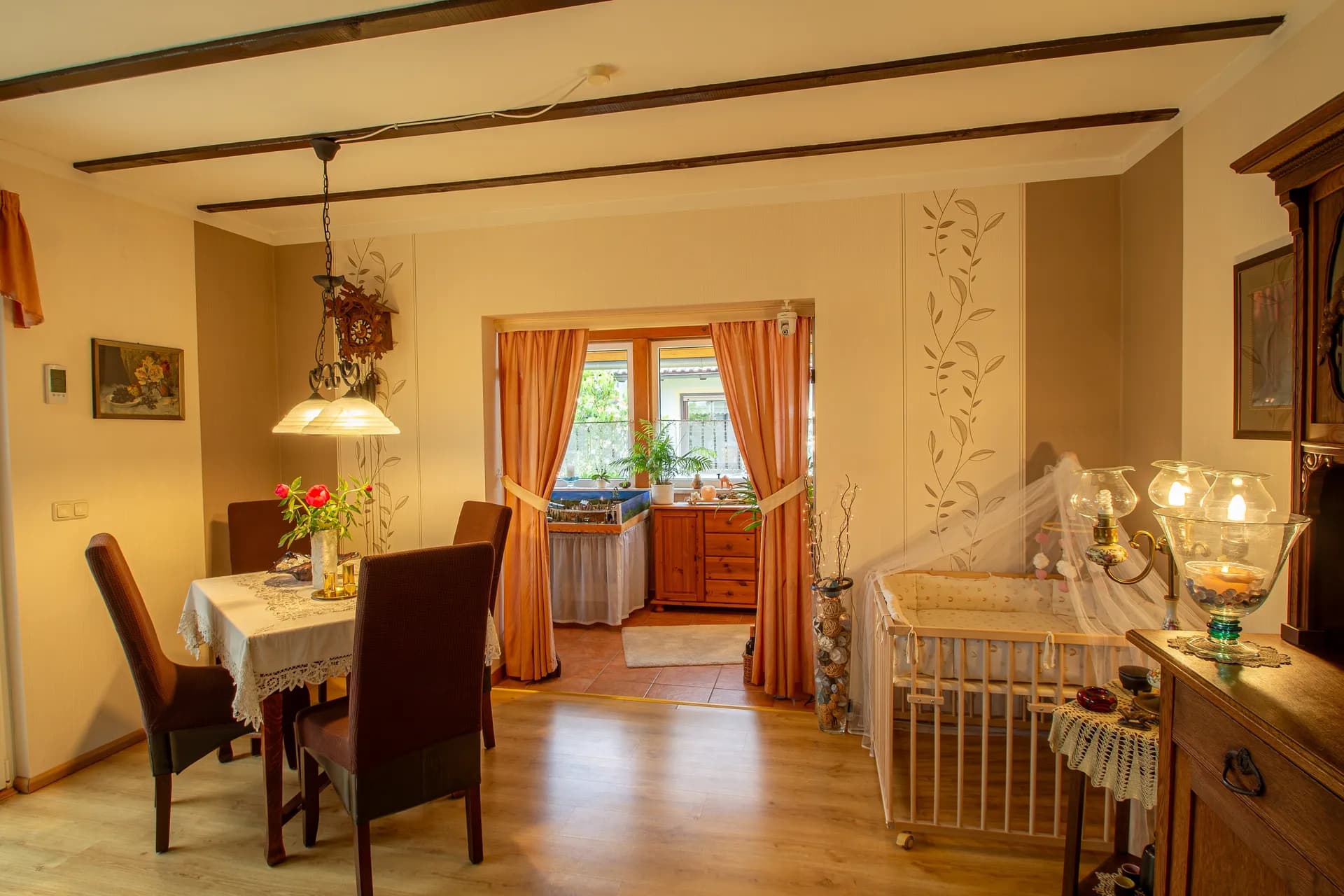 Vielseitiges Dachgeschosszimmer nutzbar als Gäste- oder Jugendzimmer mit Bett, Sofa und Teppichboden.