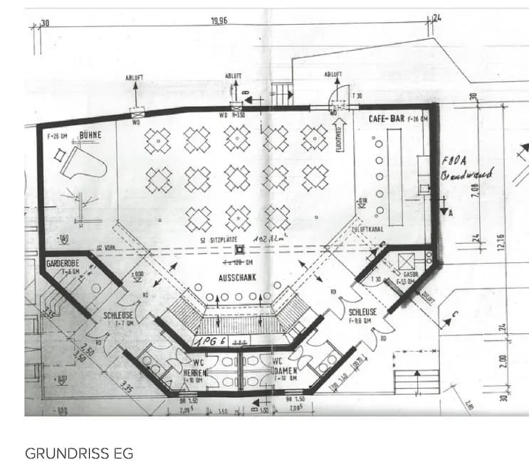 Architektonischer Grundriss Erdgeschoss (EG) des Gastronomiebetriebs mit Gastraum für 52 Sitzplätze (182,82 m²), Showbühne, separater Café-Bar, zentraler Schankanlage, Garderobe und getrennten WC-Anlagen.