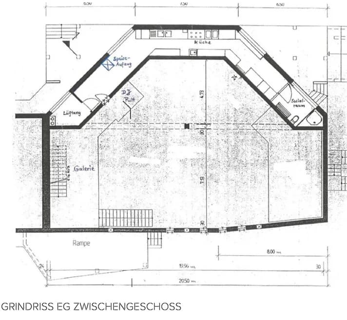 Grundriss des Zwischengeschosses (EG Zwischengeschoss) mit Galerieebene, DJ-Pult, Lüftungszentrale, Sozialraum für Personal und Küchenbereich samt Speiseaufzug.