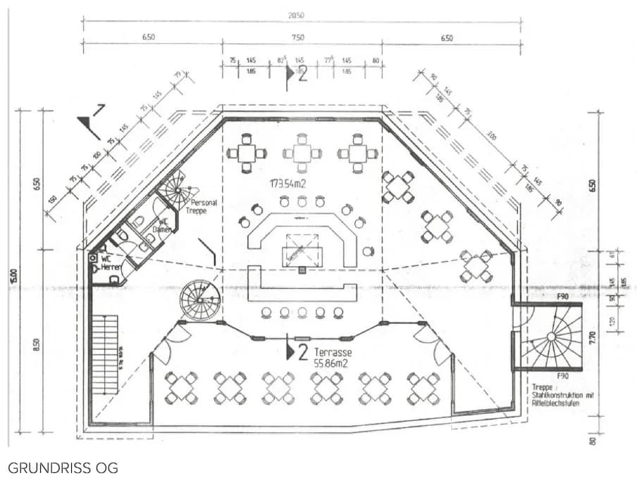 Grundriss Obergeschoss (OG) des Restaurantbereichs (173,54 m²) mit zentraler Theke/Bar, Bestuhlung, großzügiger Außenterrasse (55,86 m²), Gästetoiletten und Wendeltreppenaufgängen.