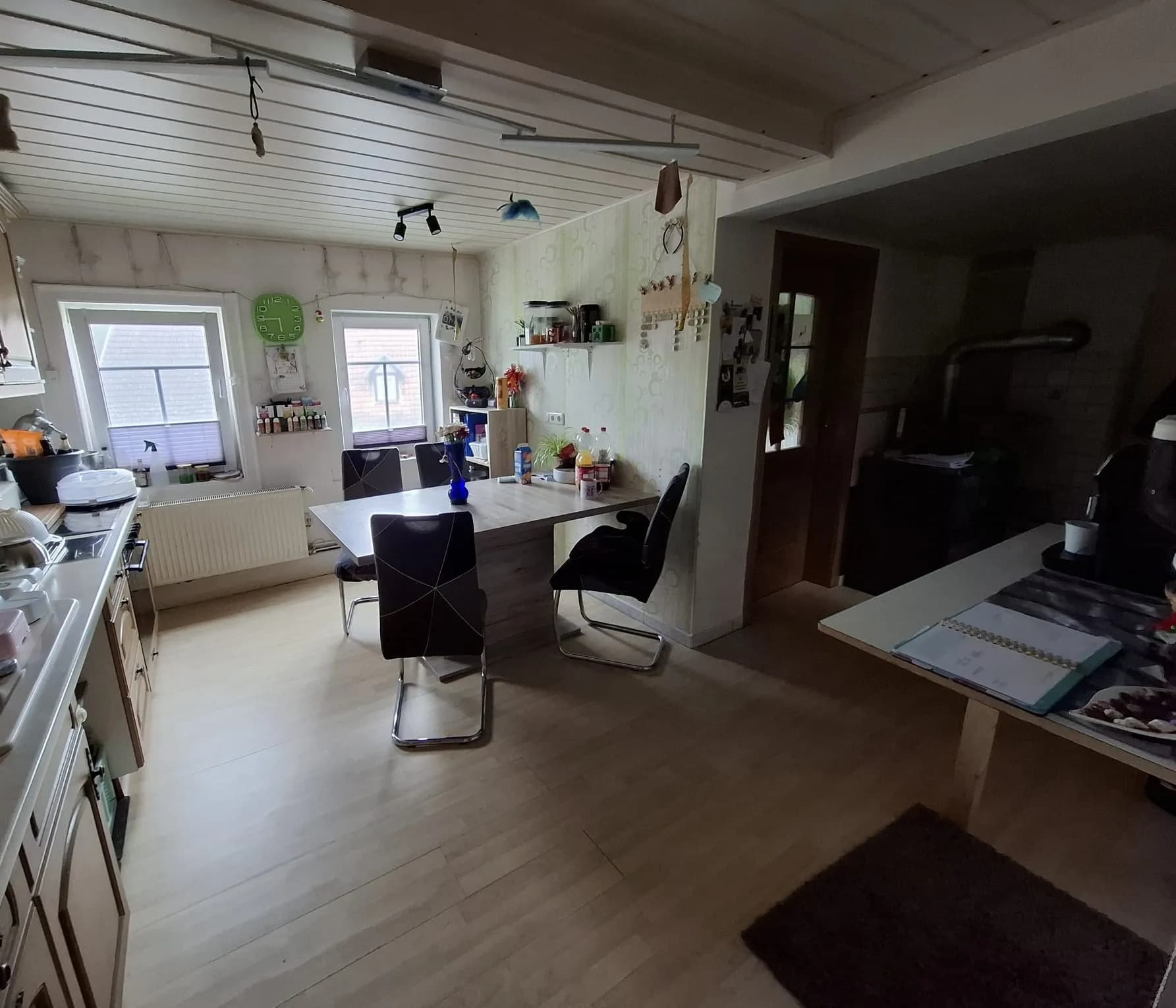 Großes, liebevoll gestaltetes Kinderzimmer mit heller Holzdecke, Kinderbett mit Betthimmel, Ruhesessel und viel Spielfläche.